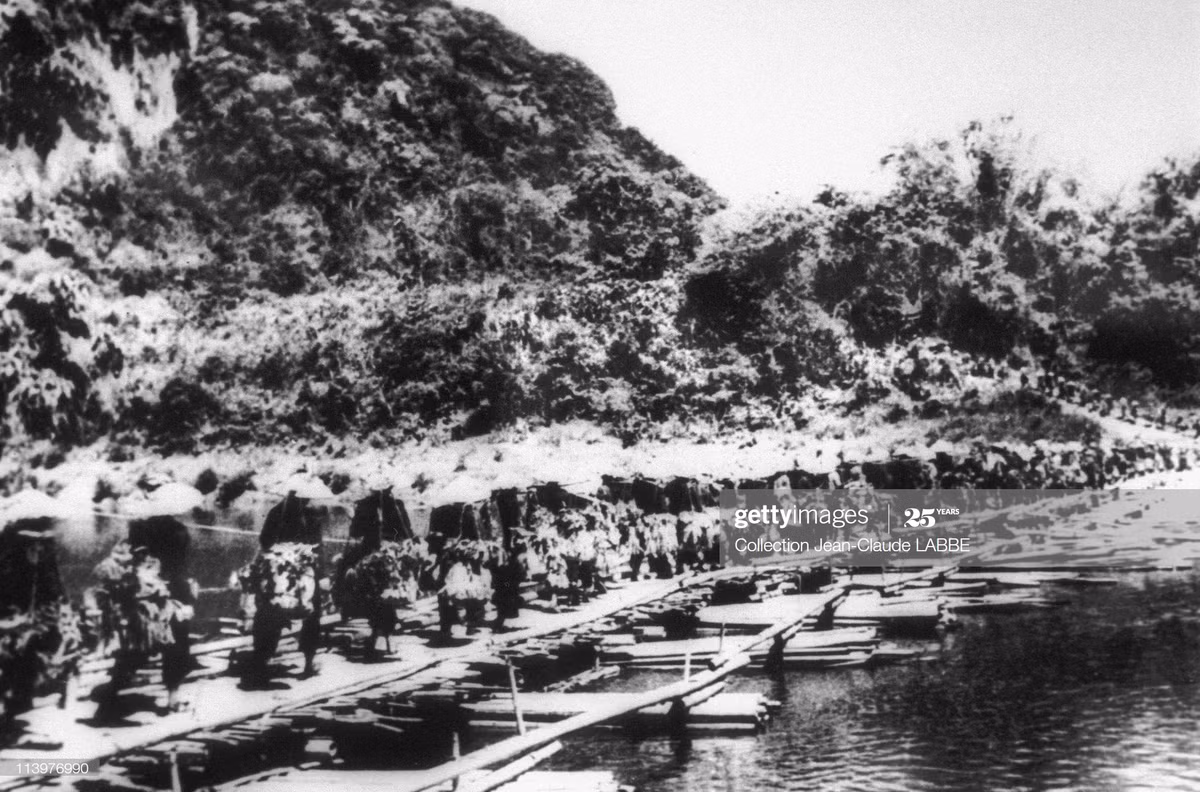 Lực lượng dân công gánh hàng hóa qua cầu phao. Trong toàn chiến dịch, ngoài lực lượng xe cơ giới, chúng ta đã huy động tới 261.451 lượt người đi dân công, 20.991 xe đạp thồ, 736 xe thô sơ, 914 ngựa thồ, 3.230 thuyền để vận chuyển một khối lượng vật chất khổng lồ phục vụ cho chiến trường.