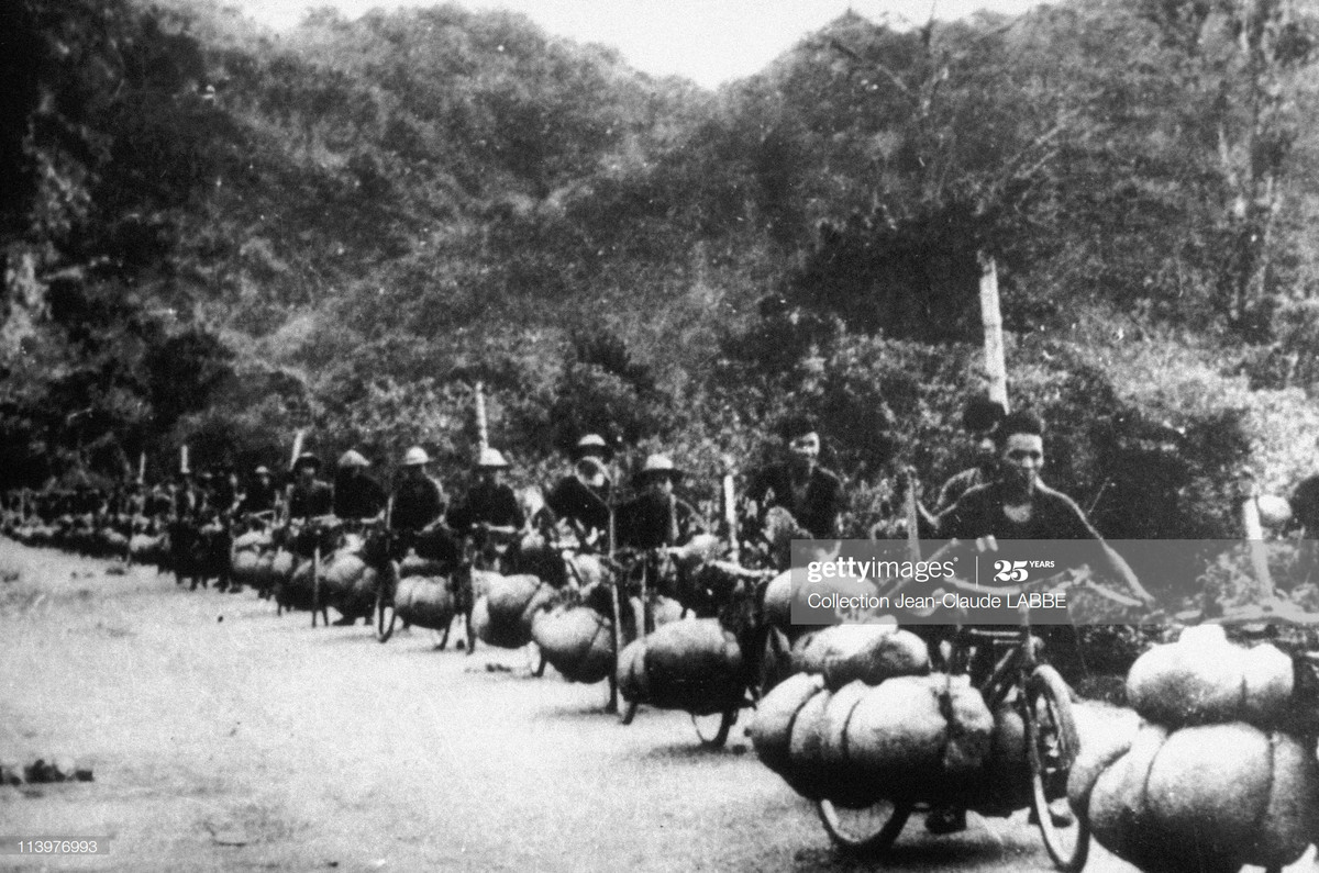 Trong chiến dịch Điện Biên Phủ, hàng vạn dân công đã vận chuyển đầy đủ lương thực, thực phẩm, súng đạn, thuốc men cho chiến trường lớn, xa hậu phương tới 500-600 km, trong một thời gian dài, điều kiện đi lại vừa khó khăn, vừa thiếu thốn phương tiện, vừa bị địch thường xuyên đánh phá.