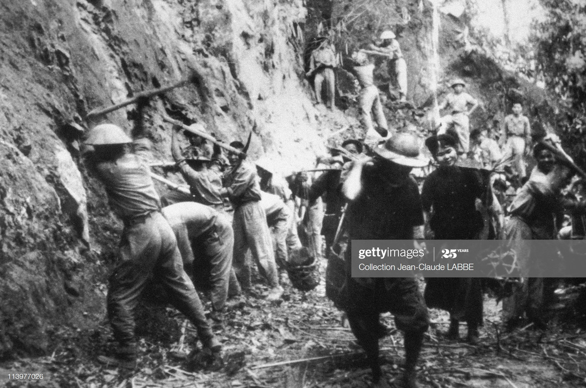 Các chiến sĩ và dân công mở đường phục vụ chiến dịch. Với tinh thần “Tất cả cho mặt trận, tất cả để chiến thắng”, dân công đã làm mọi việc để phục vụ được yêu cầu của chiến dịch như: mở đường, làm nhà kho, vận chuyển lương thực, thực phẩm, đạn dược, thuốc men, tải thương...