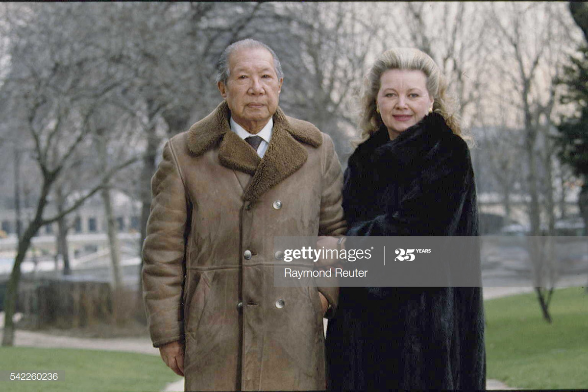 Cựu hoàng đế nước Việt cùng người vợ Pháp, bà Monique Baudot, tại Paris năm 1992. Monique gặp Bảo Đại trong tư cách một người bồi phòng, khi cựu hoàng sống trong một căn hộ ở cao ốc 29 Fresnel, quận 16 Paris, trong trạng thái bệnh tật và khủng hoảng tinh thần.