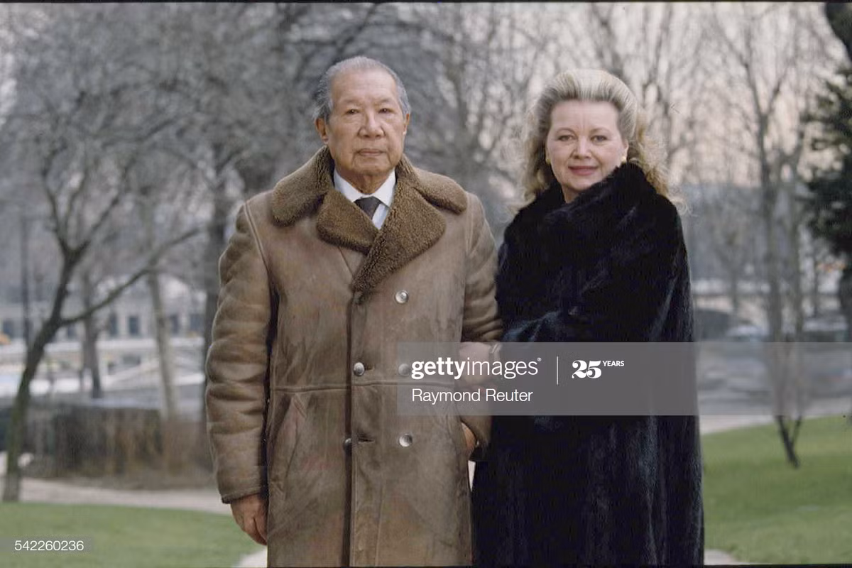 Cựu hoàng đế nước Việt cùng người vợ Pháp, bà Monique Baudot, tại Paris năm 1992. Monique gặp Bảo Đại trong tư cách một người bồi phòng, khi cựu hoàng sống trong một căn hộ ở cao ốc 29 Fresnel, quận 16 Paris, trong trạng thái bệnh tật và khủng hoảng tinh thần.