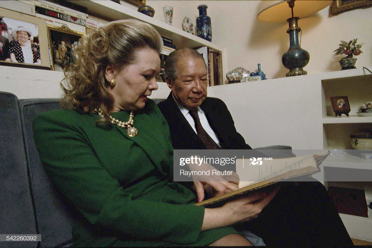 Cựu hoàng Bảo Đại và phu nhân tại căn hộ ở Paris năm 1992. Sau khi cưới, với tư cách là vợ chính thức của cựu hoàng, bà tự nhận là Hoàng phi Vĩnh Thụy.