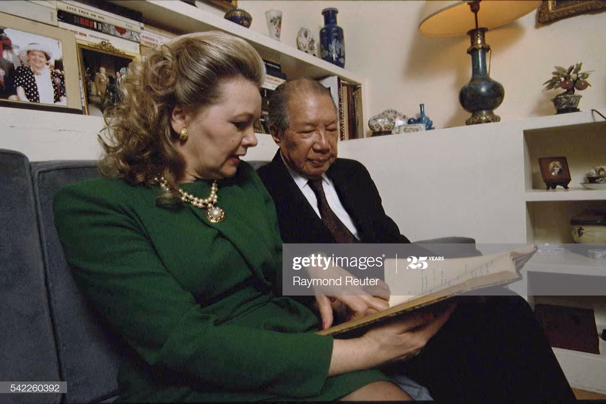 Cựu hoàng Bảo Đại và phu nhân tại căn hộ ở Paris năm 1992. Sau khi cưới, với tư cách là vợ chính thức của cựu hoàng, bà tự nhận là Hoàng phi Vĩnh Thụy.