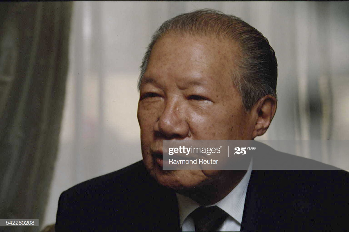 Nét mặt đăm chiêu của ngài cựu hoàng. Monique có mâu thuẫn với những người con của Bảo Đại. Do đó, trong thời gian cuối đời, ông bị các con của mình cô lập.