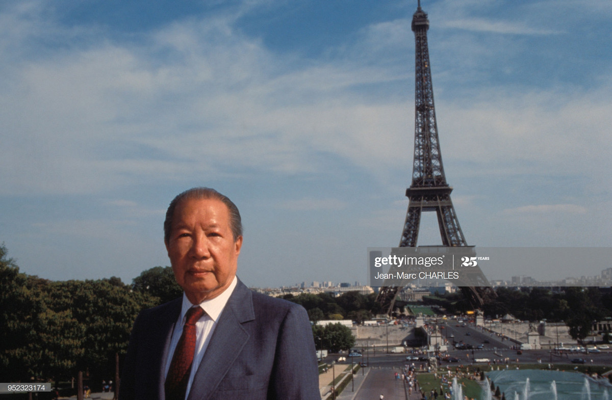 Cựu hoàng Bảo Đại tại Paris, với tháp Eiffel ở hậu cảnh, 1990. Năm 1955, Thủ tướng Ngô Đình Diệm phế truất Quốc trưởng Bảo Đại để thành lập Việt Nam Cộng hòa. Từ đó, cựu hoàng đến sống ở Pháp tới khi qua đời. Ảnh: Getty Images.