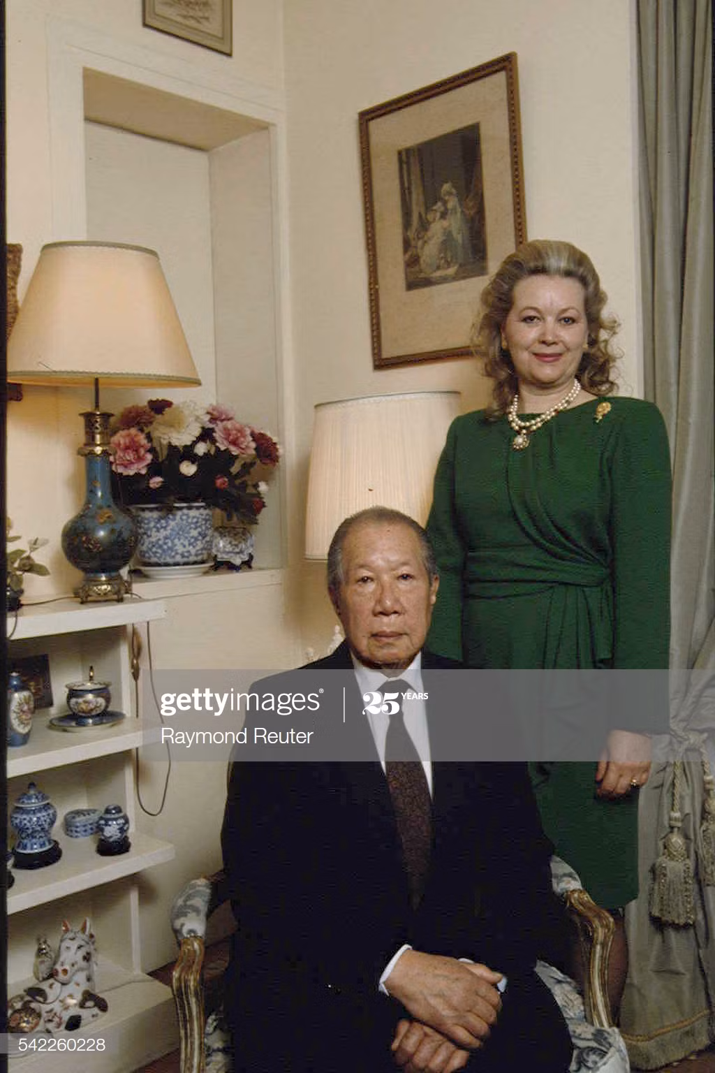 Vợ chồng Bảo Đại - Monique tại căn hộ của mình ở Paris, 1992. Dù không có con, khi cựu hoàng Bảo Đại qua đời, bà Monique tự xưng tước vị là Thái Phương hoàng hậu.