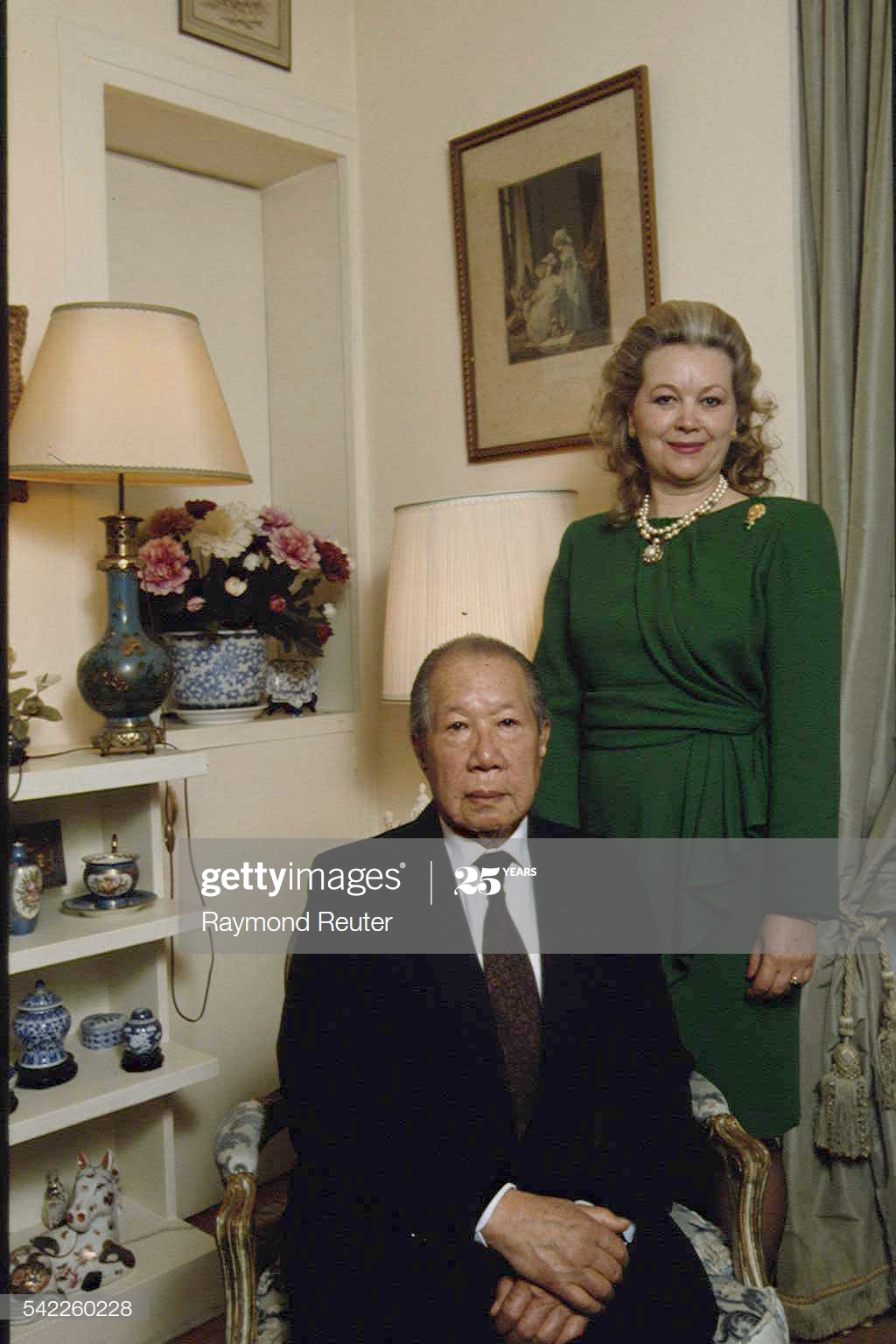 Vợ chồng Bảo Đại - Monique tại căn hộ của mình ở Paris, 1992. Dù không có con, khi cựu hoàng Bảo Đại qua đời, bà Monique tự xưng tước vị là Thái Phương hoàng hậu.