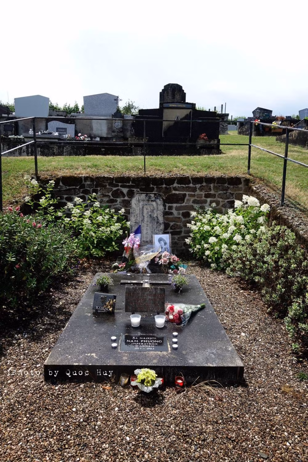 Đám tang của Hoàng hậu Nam phương được cử hành theo nghi thức đạo Công giáo rất đơn giản, chỉ có sự hiện diện của các Hoàng tử, Công chúa và một số bạn bè thân thiết, còn cựu hoàng Bảo Đại thì không tới dự. Ảnh: Trịnh Quốc Huy.