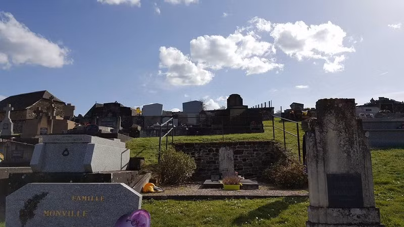 Tuy nhiên, ý nguyện của bà không thành vì cựu hoàng Bảo Đại và các con của bà phản đối không cho bà về. Ảnh: PLO.