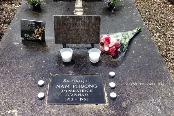 Trên mộ còn dựng tấm bảng nhỏ khắc chữ Pháp "Ici Repose L'impératrice Nam Phuong Née Jeanne Mariette Nguyen Huu Hao" (Đây là nơi an nghỉ của Hoàng hậu Nam Phương, nhũ danh Jeanne Mariette Nguyễn Hữu Hào). Ảnh: Trịnh Quốc Huy.
