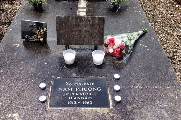 Trên mộ còn dựng tấm bảng nhỏ khắc chữ Pháp "Ici Repose L'impératrice Nam Phuong Née Jeanne Mariette Nguyen Huu Hao" (Đây là nơi an nghỉ của Hoàng hậu Nam Phương, nhũ danh Jeanne Mariette Nguyễn Hữu Hào). Ảnh: Trịnh Quốc Huy.