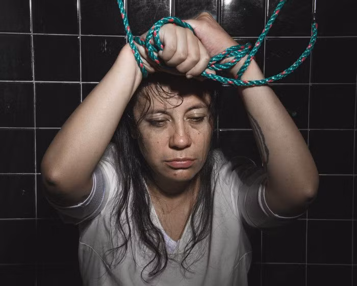 Bi danh dap, chich dien, ham hiep de chua tri dong tinh