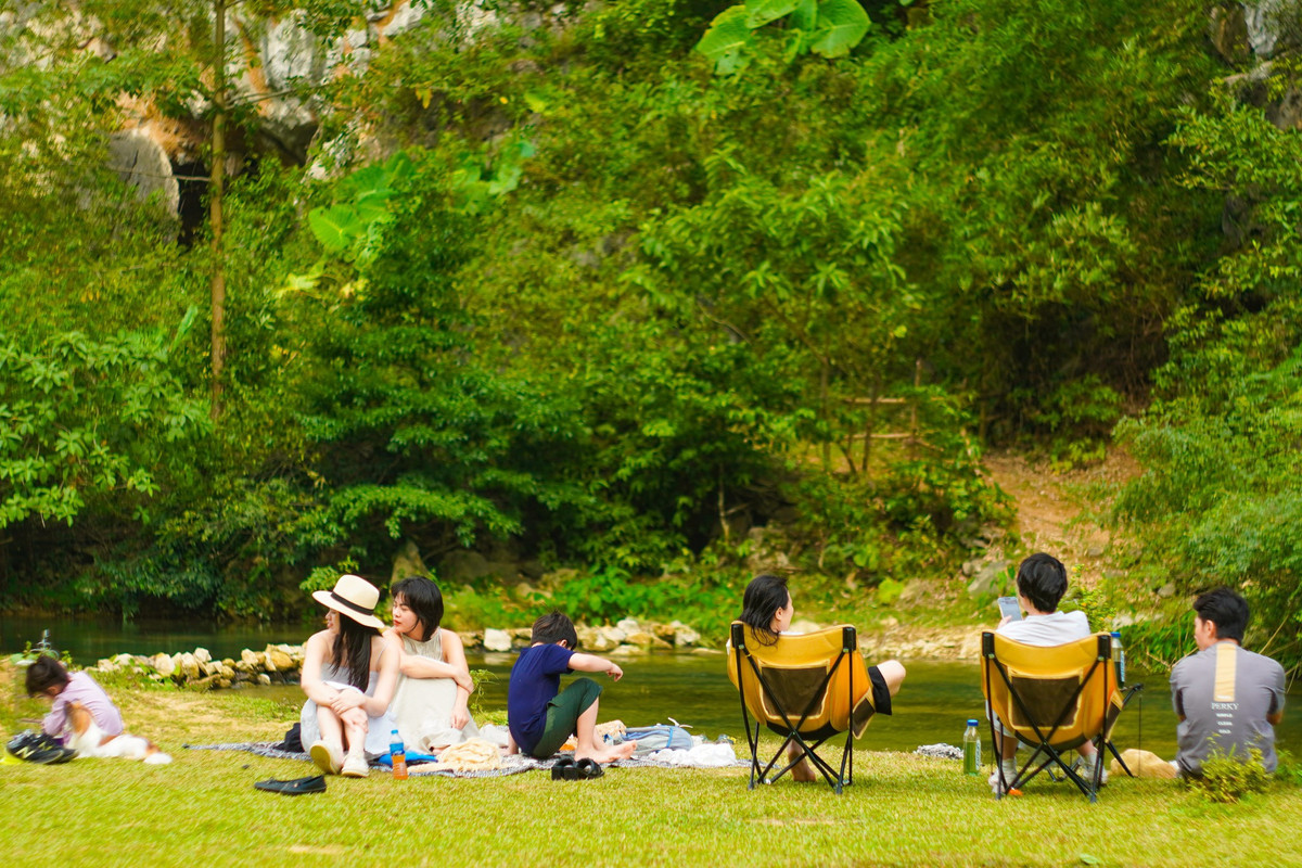 Đến huyện Hữu Lũng dịp này, ngoài khám phá vườn bưởi diễn, du khách có thể kết hợp tham quan những điểm đến được yêu thích trong thời gian gần đây như cây phu thê, cắm trại ở Yên Thịnh, chèo thuyền kayak hồ Nong Dùng, hồ Lân Cút,…