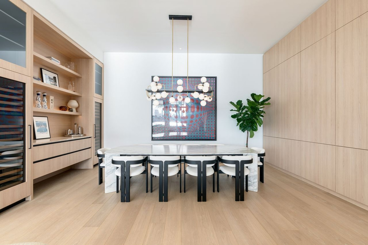 Bà Cer cho biết gia đình thường sống ở châu Âu và chỉ đến Miami vào mùa đông. Ban đầu, gia đình của tỷ phú kim cương dự định sống trong ngôi nhà này. Tuy nhiên, họ đã thay đổi ý định khi căn biệt thự sắp hoàn thành.