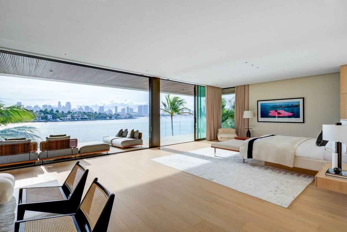 Thị trường nhà ở tại Miami tiếp tục gặt hái kết quả tốt, bất chấp sự phát triển chậm lại của phân phúc bất động sản cao cấp trên toàn quận Miami-Dade. Dù diện tích những căn biệt thự ở Venice tương đối nhỏ, giá của các dự án này vẫn thuộc hàng đắt nhất trong khu vực.