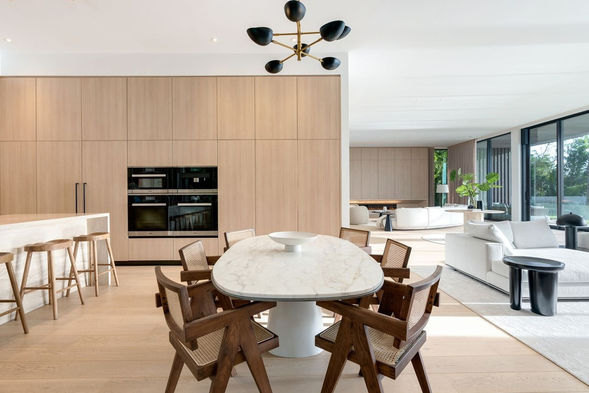 Xung quanh căn biệt thự là những bức tường kính rộng 17 m. Đặc biệt, trần nhà ở phòng khách cao hơn 3,6 m. Ngoài ra, căn phòng còn có màn hình chiếu phim ẩn trong tường và lò sưởi được tạo tác từ đá travertine.