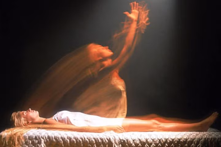 Theo đó, nếu mèo bất ngờ nhảy qua một thi hài đang khâm liệm trong nhà, thì thi hài sẽ sống dậy và biến thành quỷ nhập tràng.