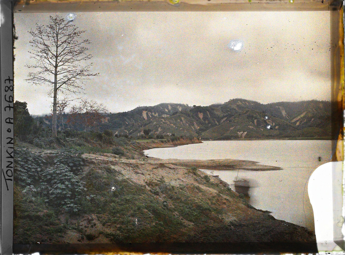 Những quả đồi trọc ven sông Đà.