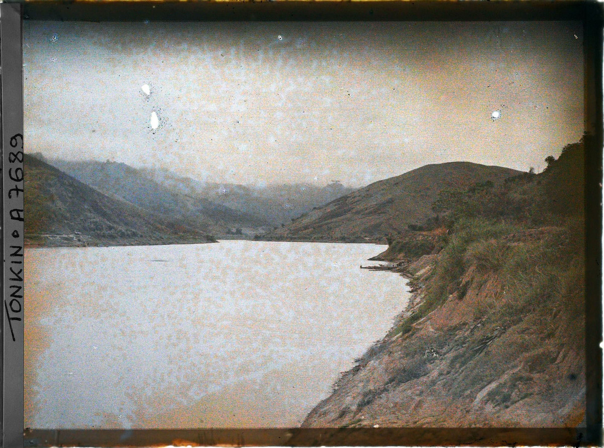 Sông Đà, hướng nhìn về Chợ Bờ, Hòa Bình năm 1916.