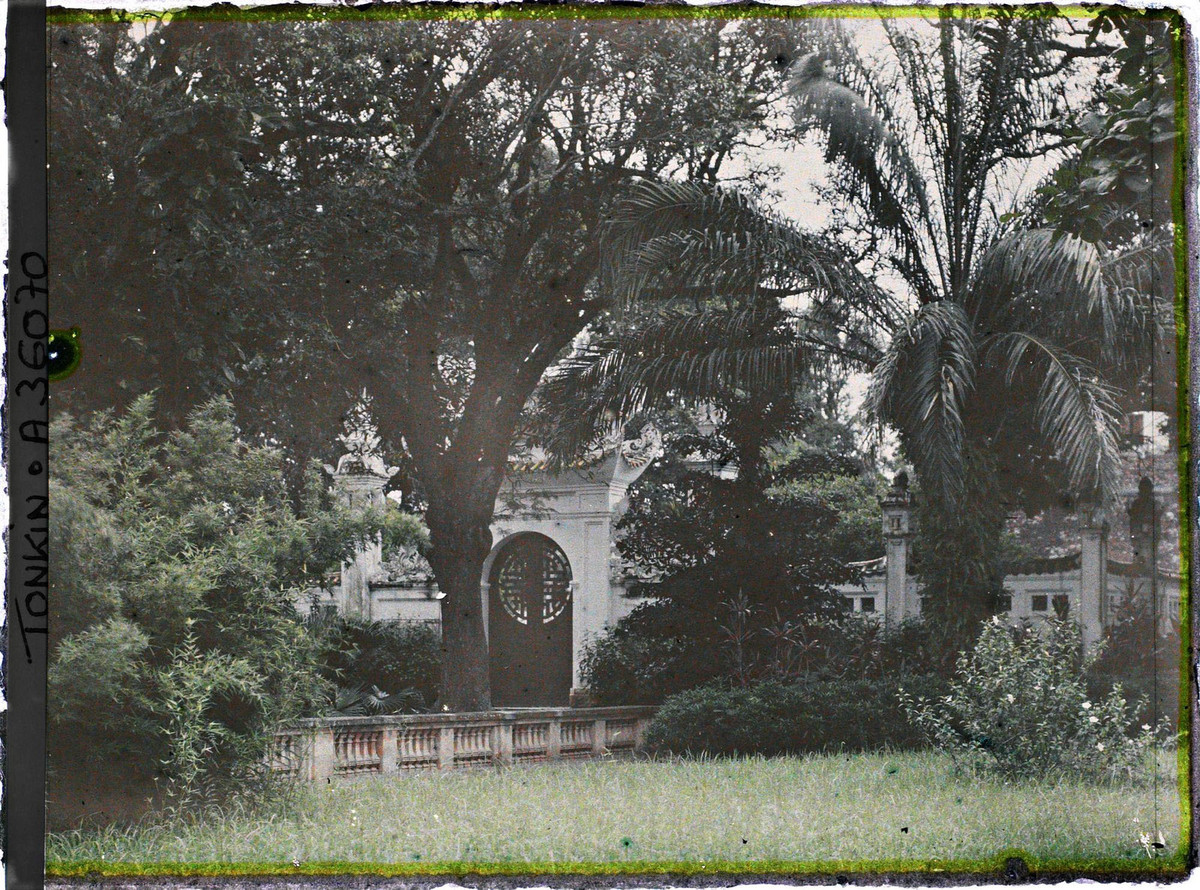 Đền Khán Xuân nhìn từ vườn Bách Thảo. Mời quý độc giả xem video: Ý nghĩa những phong tục ngày Tết Việt | VTC1.