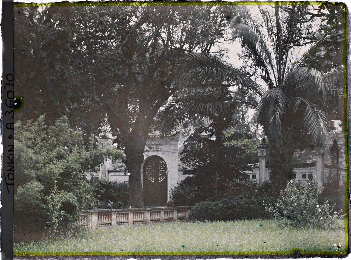 Đền Khán Xuân nhìn từ vườn Bách Thảo. Mời quý độc giả xem video: Ý nghĩa những phong tục ngày Tết Việt | VTC1.