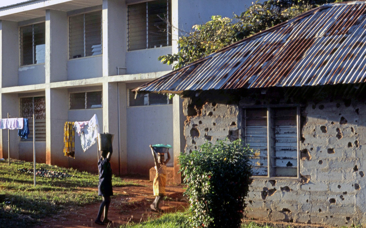 Một khu nhà cũ trong bệnh viện thực hành lỗ chỗ vết đạn có từ cuộc nội chiến Nigeria.