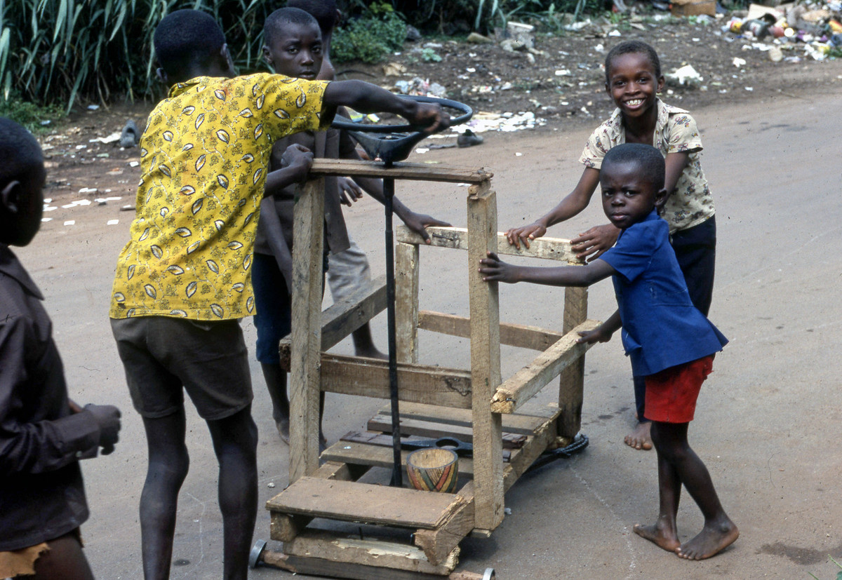 Trẻ em Enugu chơi đùa với chiếc xe tự chế.