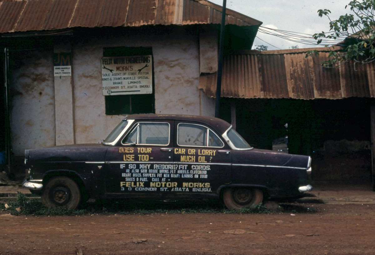 Bên ngoài một xưởng sửa xe ở Enugu.