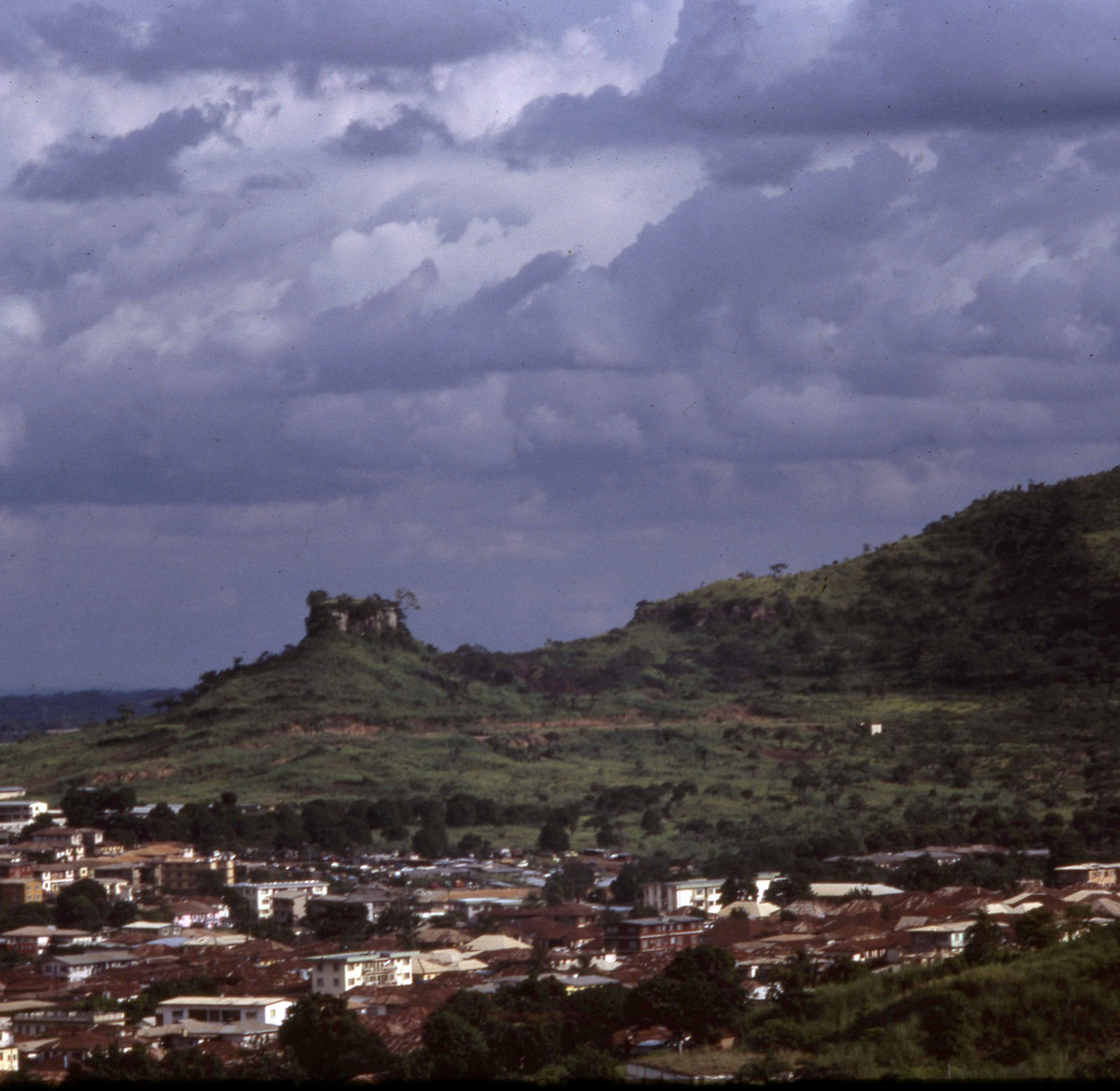 Một góc thành phố Enugu, thủ phủ bang Trung Đông, Nigeria năm 1980. Ảnh: Robmcrorie/Flickr.