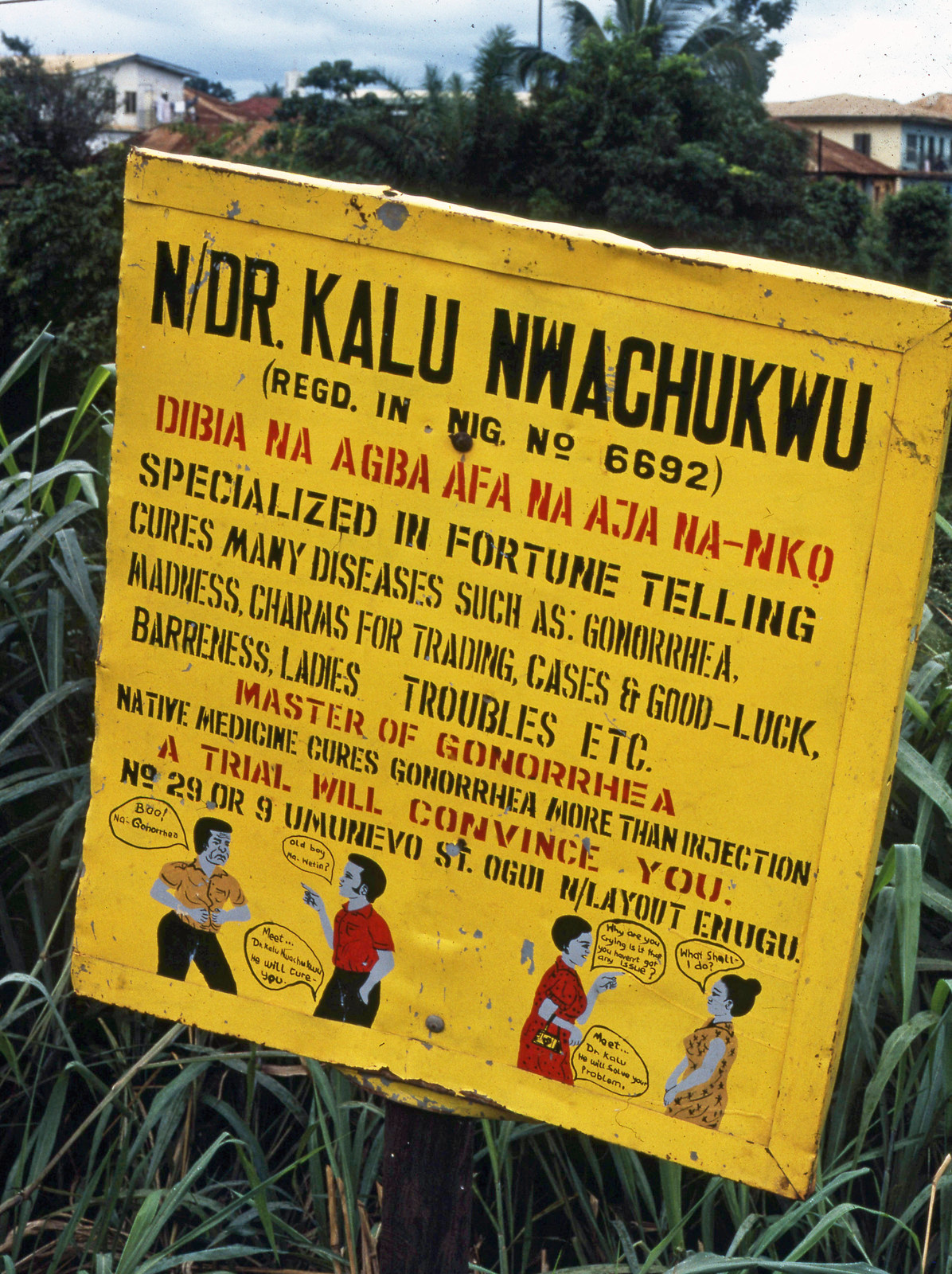 Còn đây là bảng quảng cáo của Tiến sĩ Kalu Nwachukwu, một "bậc thầy về bệnh lậu" và "các vấn đề rắc rối của phụ nữ".