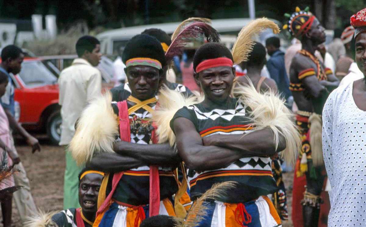 Nam giới Enugu mặc trang phục truyền thống trong lễ hội mừng ngày Quốc khánh Nigeria.