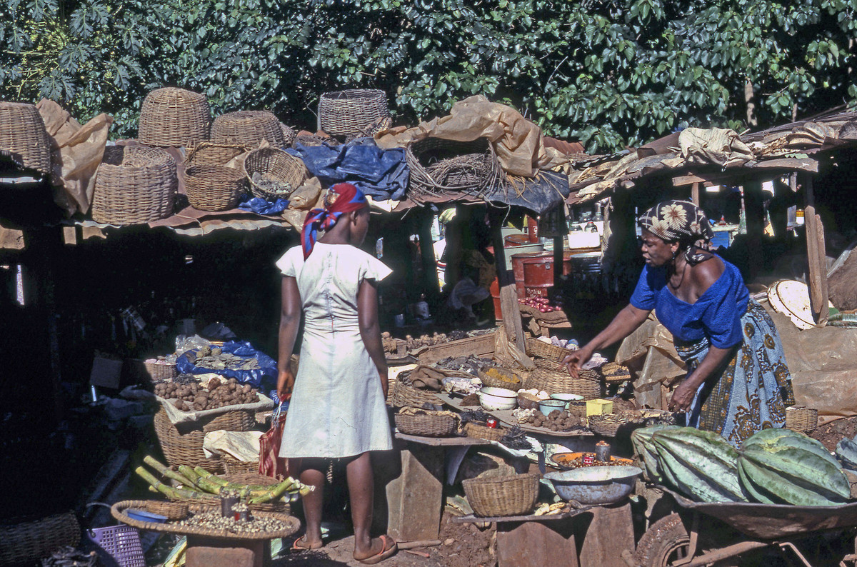 Nông sản được bày bán ở chợ.