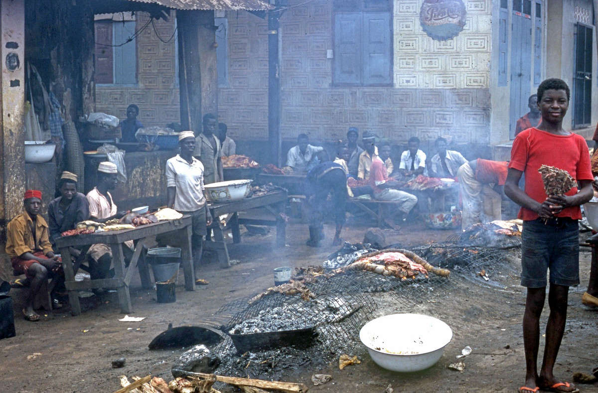 Thị được nướng giữa lòng đường tại một khu chợ ở thành phố Enugu.