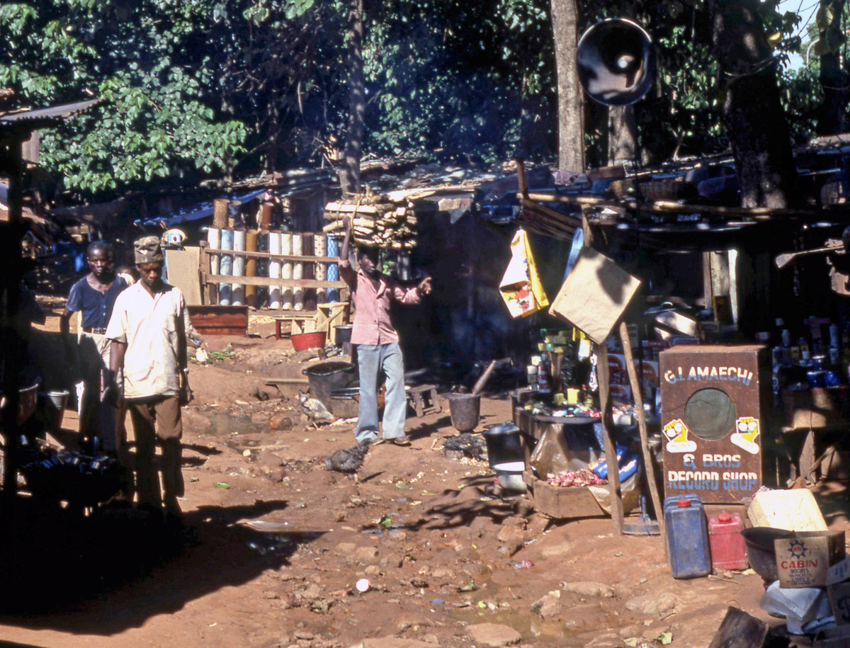 Bên ngoài một cửa hàng thiết bị âm thanh nằm giữa chợ.