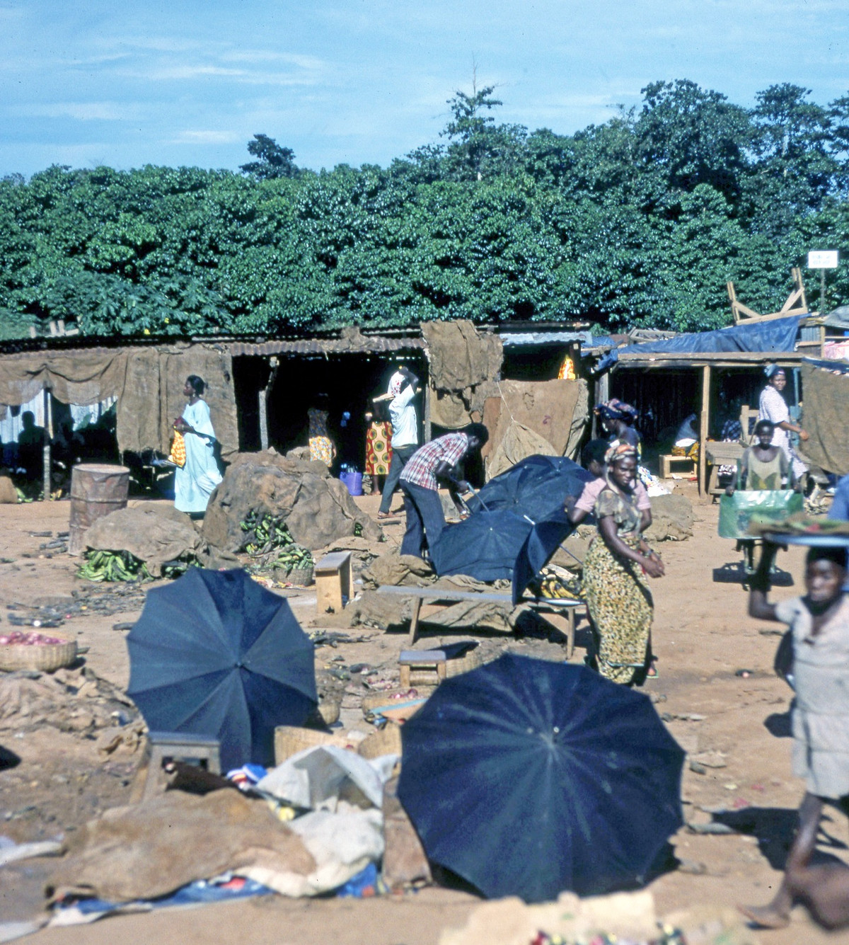 Buổi trưa nắng ở chợ Enugu.