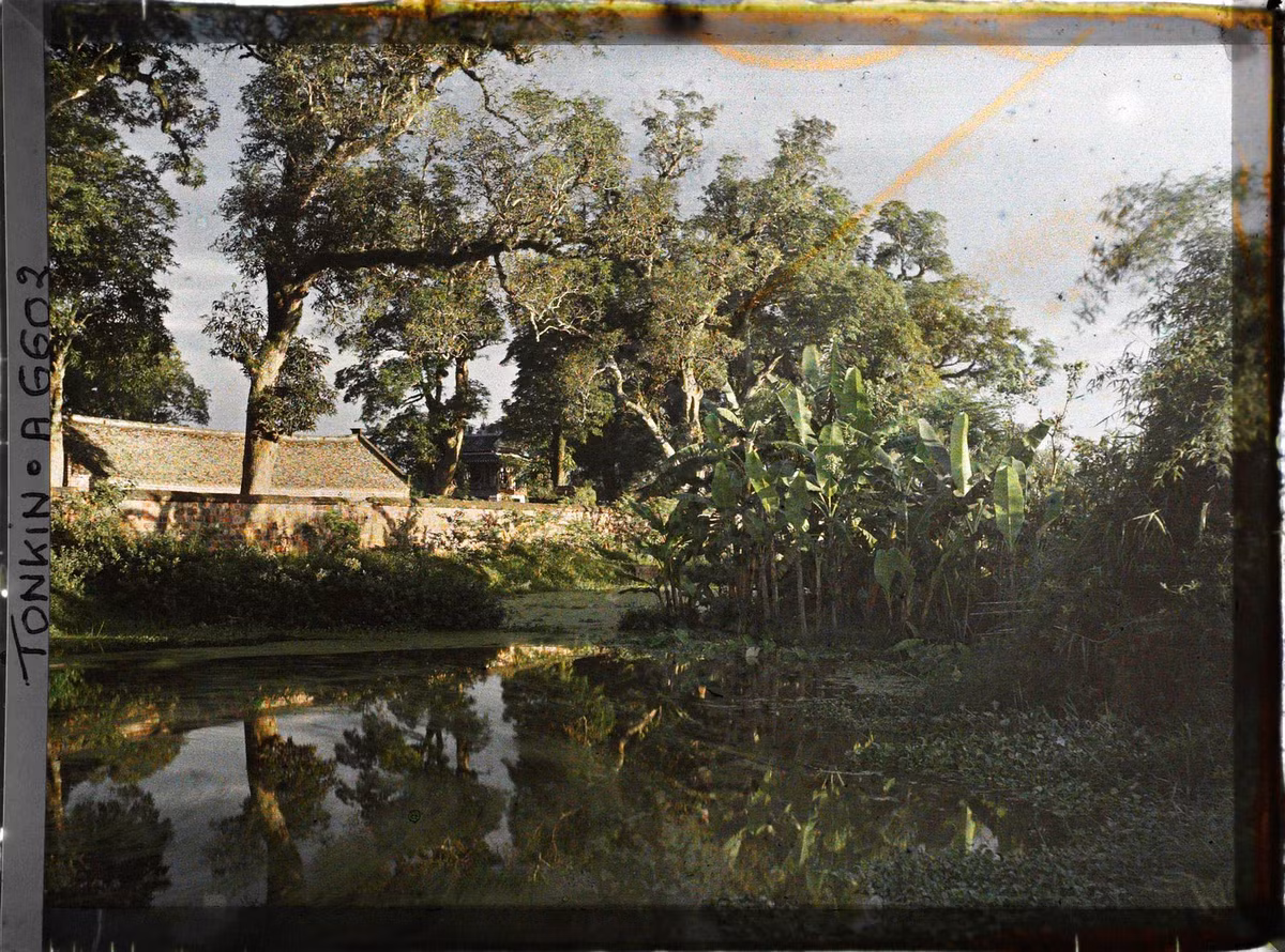 Bên ngoài khuôn viên Văn Miếu lúc cuối ngày. Mời quý độc giả xem video: Ý nghĩa những phong tục ngày Tết Việt | VTC1.