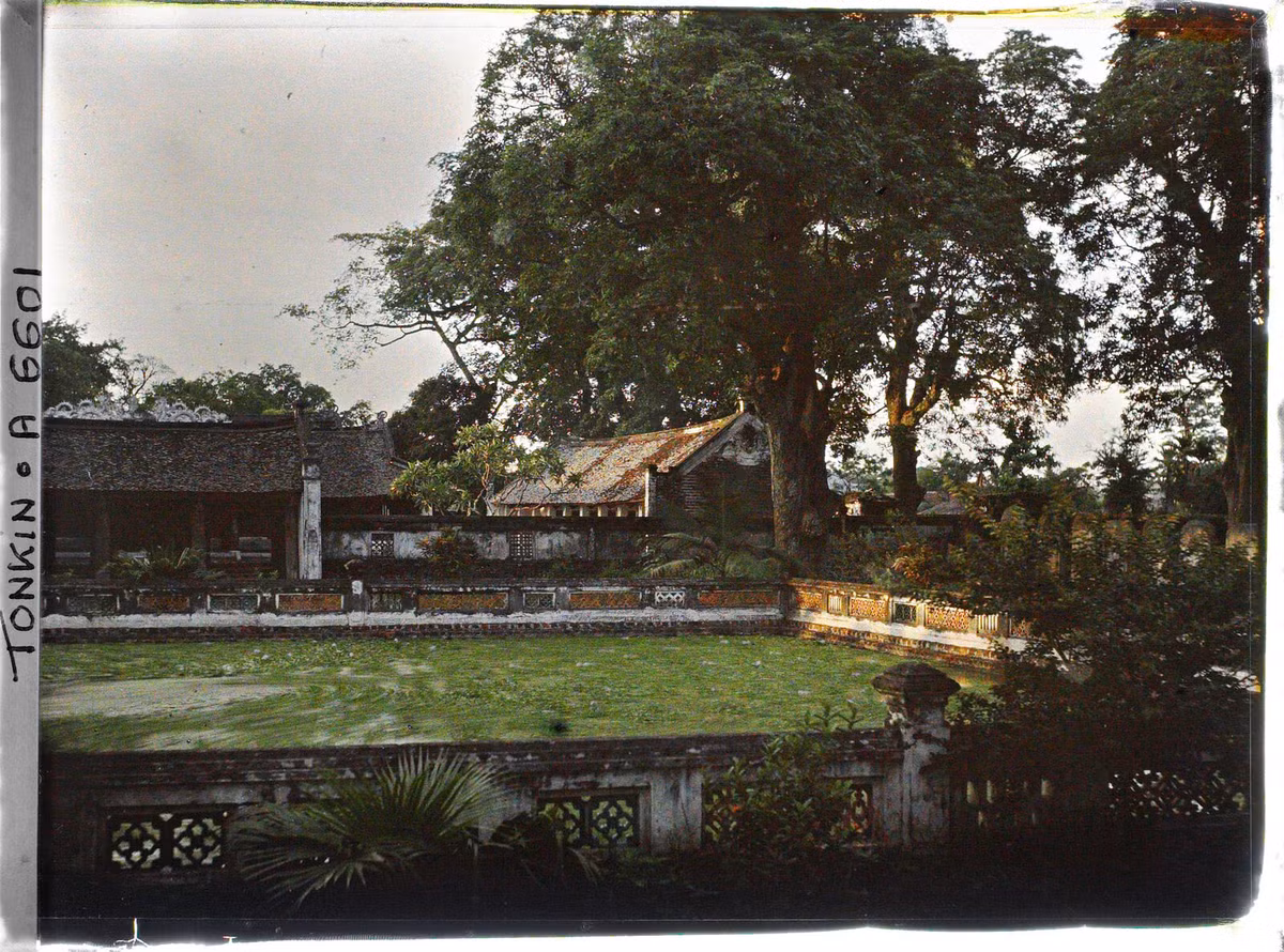 Giếng Thiên Quang nhìn từ thềm Khuê Văn Các.