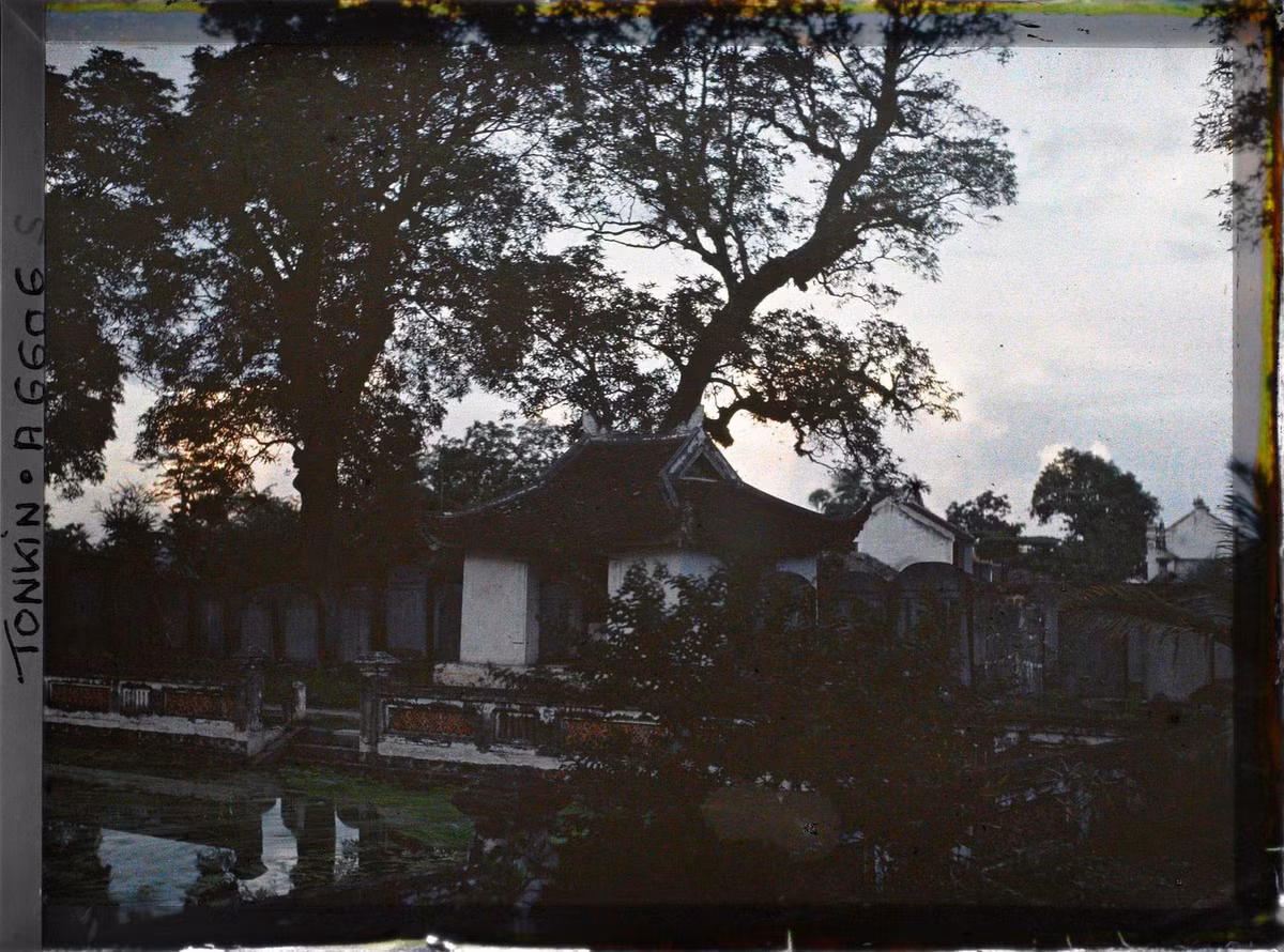 Nhà bia và các tấm bia đá trong ảnh sáng nhập nhoạng buổi chiều tà.