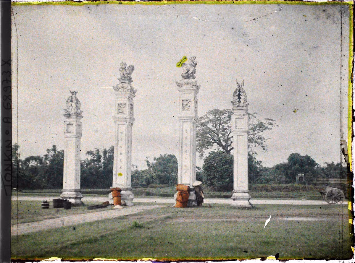 Bốn cột nghi môn của Văn Miếu - Quốc Tử Giám, Hà Nội năm 1915. Ảnh: Léon Busy/Collections.albert-kahn.hauts-de-seine.fr.