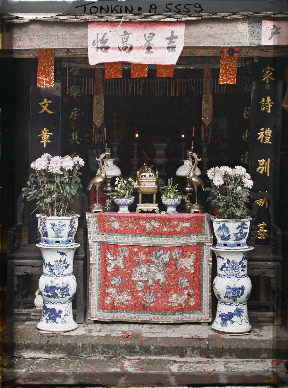 Gian chính của nhà thờ, bên ngoài có bàn đặt lư hương, hai bát hoa thủy tiên và đôi hạc đồng, hai chiếc đèn kiểu Tây. Hai bên bàn có đôn sứ đặt chậu trồng hoa cúc trắng trang trí .