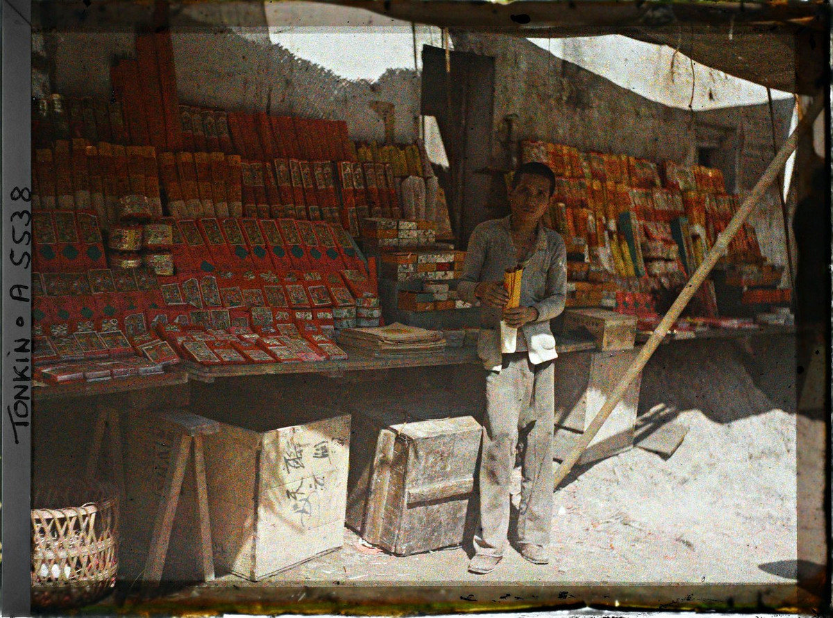 Cửa hàng bán pháo Tết của người gốc Hoa trong khu phố cổ Hà Nội.