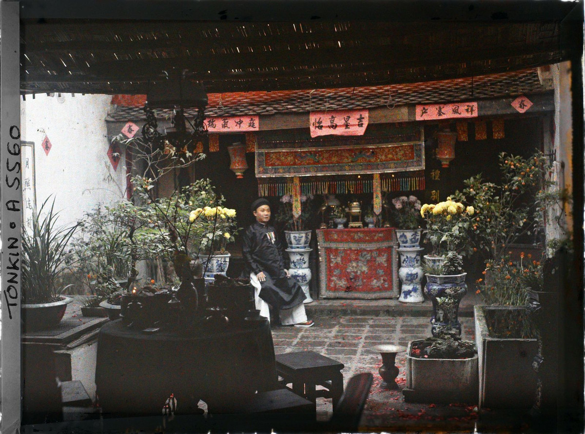 Góc nhìn từ bên trong gian nhà đối diện.