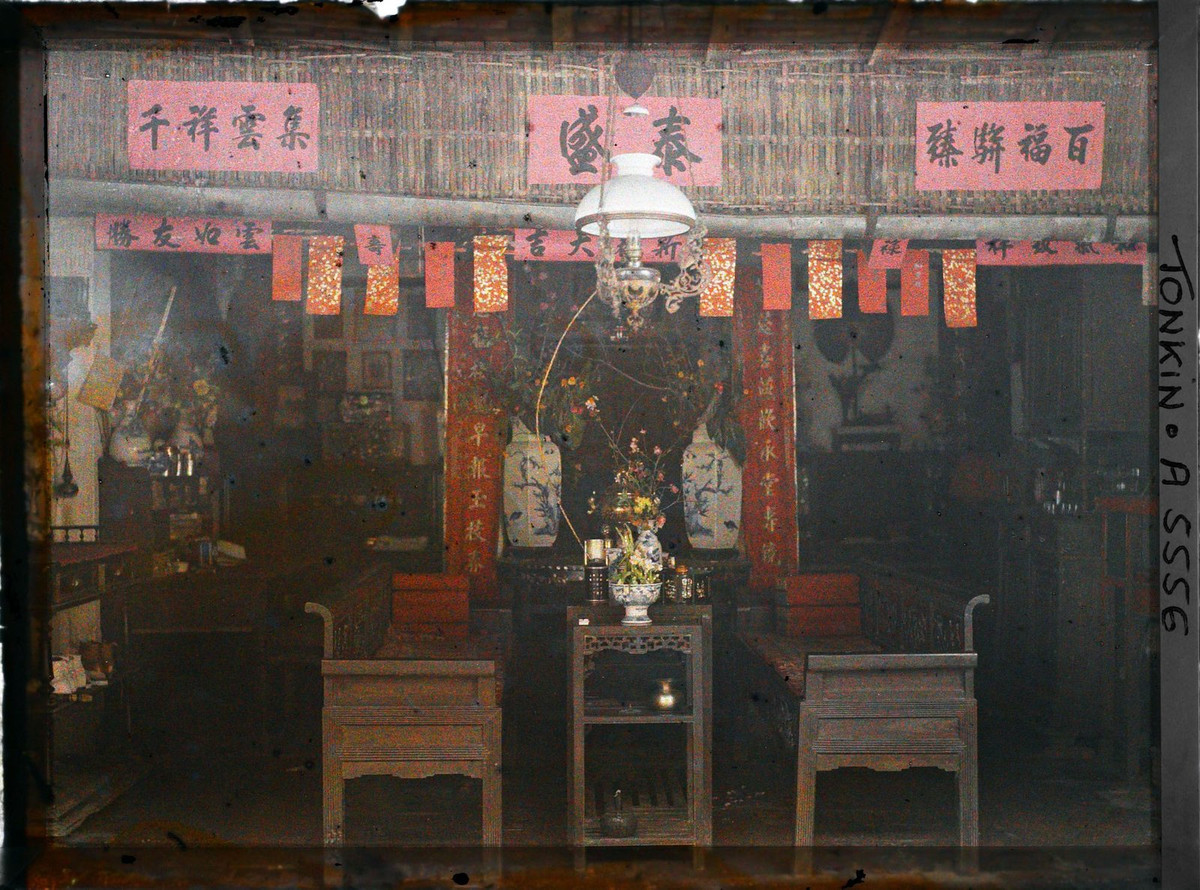 Phòng khách của một gia đình khá giả ở Hà Nội dịp giáp Tết Nguyên Đán, 1915. Ảnh: Léon Busy / Collections.albert-kahn.hauts-de-seine.fr.