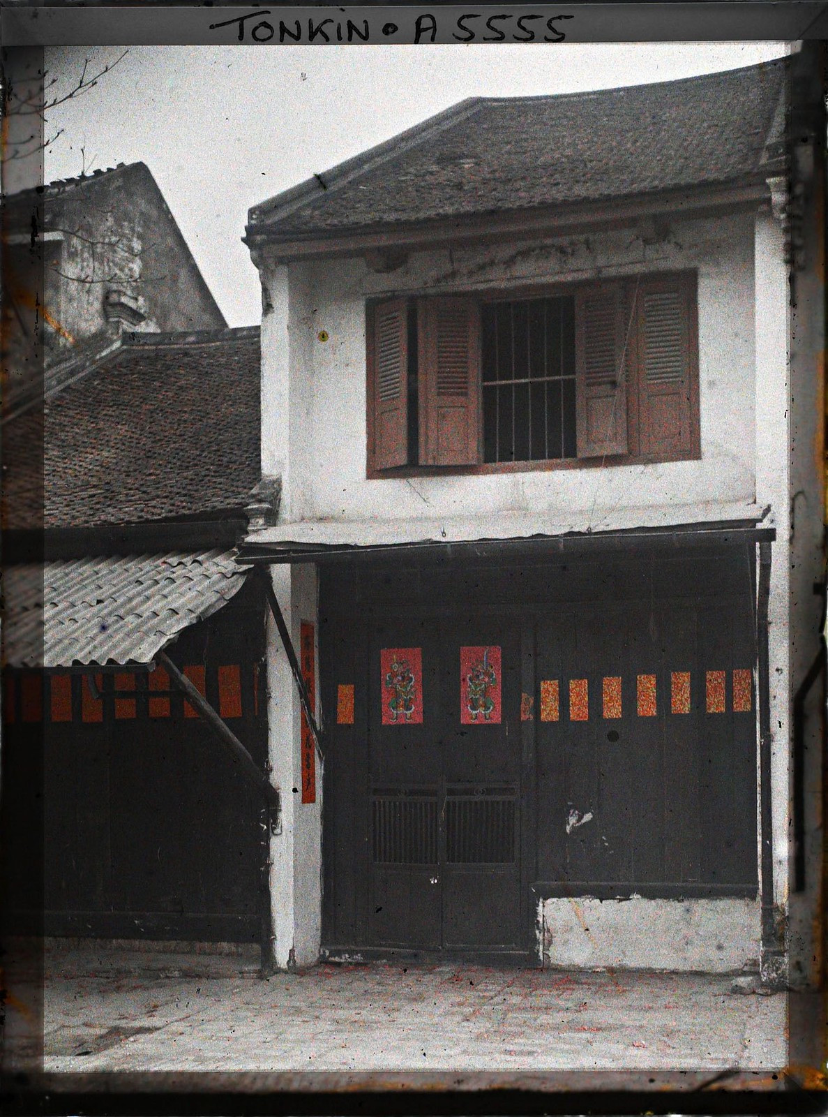 Một ngôi nhà trong phố cổ trang trí tranh Tết ngoài cửa. Mời quý độc giả xem video: Ý nghĩa những phong tục ngày Tết Việt | VTC1.