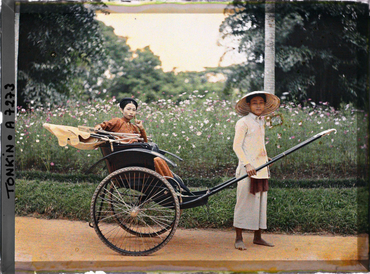 Nàng hoa khôi ngồi trên xe tay, phương tiện đi lại dành cho người có tiền ở Hà Nội xưa.