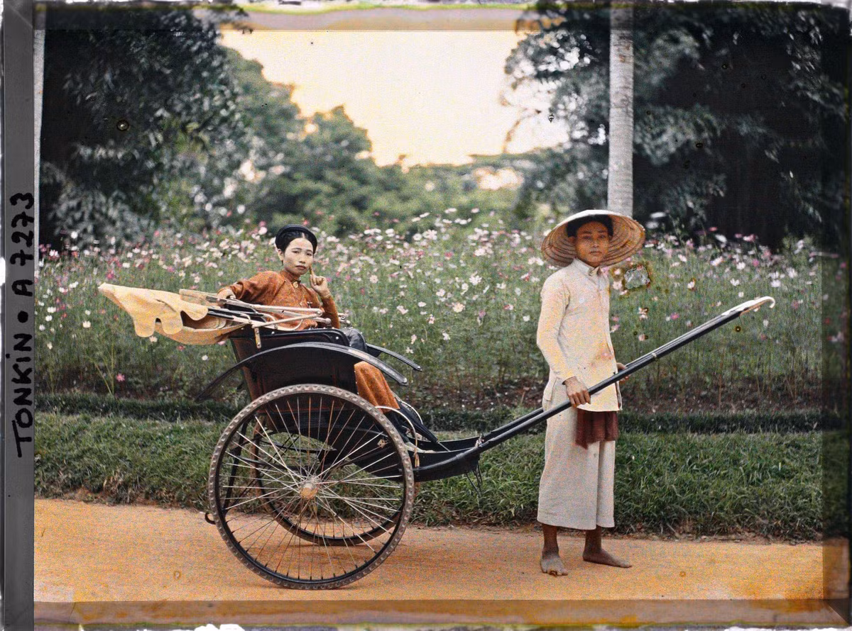 Nàng hoa khôi ngồi trên xe tay, phương tiện đi lại dành cho người có tiền ở Hà Nội xưa.