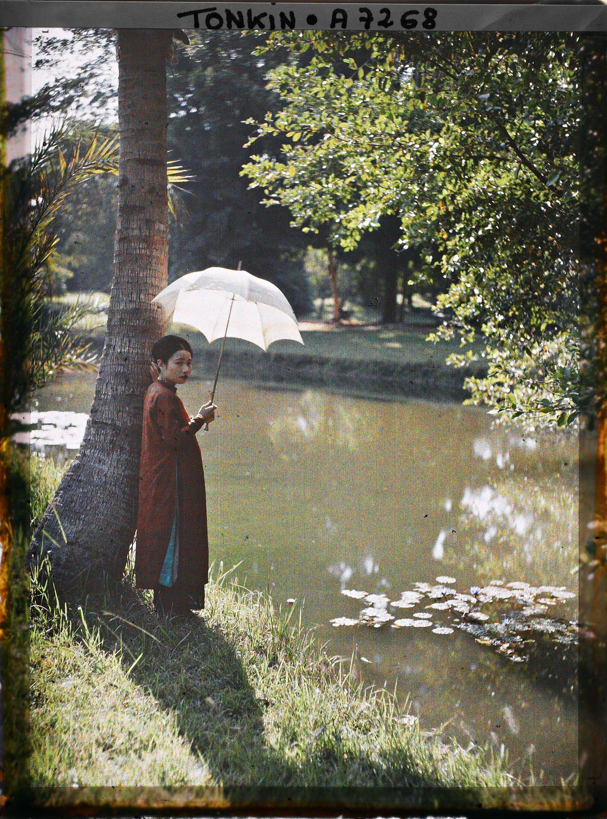 Người đẹp Hà thành tạo dáng bên ao nước của một công viên, có lẽ là vườn Bách Thảo.