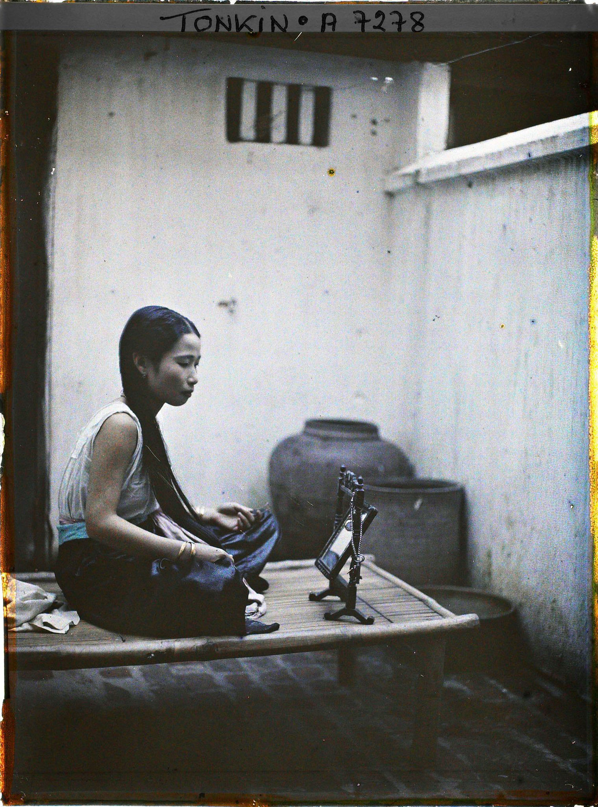 Mái tóc dài đã được thả xuống đầy gợi cảm.