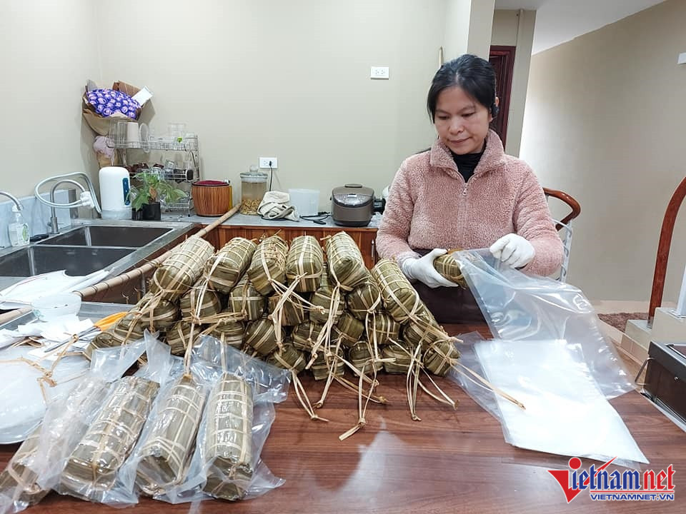 Gia dinh tu dai dong duong lam banh chung la mia