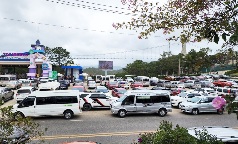 Du khach nuom nuop du xuan, Da Lat un u o nhieu tuyen duong-Hinh-3